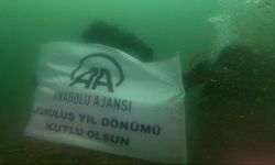 KOCAELİ - AA'nın 102. kuruluş yılına denizin derinliklerinde pankartlı kutlama