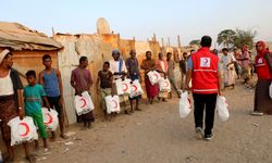 Türk Kızılaydan Yemen'de 700 kişiye iftar verdi