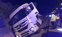 Uşak'ta devrilen tırın sürücüsü yaralandı