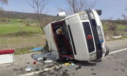 Uşak'ta tarım işçisi ailelerini taşıyan minibüsün devrilmesi sonucu 7 kişi yaralandı