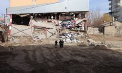 Van'da temel kazısı sırasında bir iş yerinin duvarı çöktü