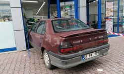 Samsun'da sürücüsünün fren yerine gaza bastığı otomobil markete girdi