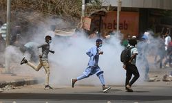 Sudan'da yüzlerce kişi askeri yönetimi protesto etti