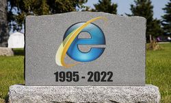 İnternet Explorer'a mezar taşıyla veda etti!