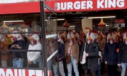 Kafalarına tavuk maskesi takan aktivistler tavuk restoranını bastı
