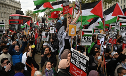Londra'da halk Filistin'e destek için Başbakanlığa yürüdü