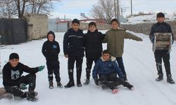 Kars'ta "kar tatilini" fırsat bilen çocuklar kızakla kaydı