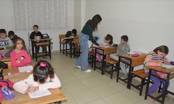 Sakarya'nın "gönüllü öğretmenleri" mahallenin çocuklarına ders anlatıyor
