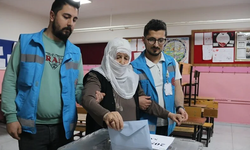 Engelli ve hasta vatandaşlar ekiplerin yardımıyla oy kullanıyor