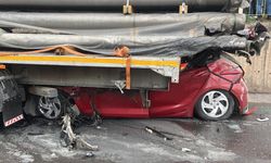 Kocaeli'de feci kaza! Tırın altına giren araç yandı