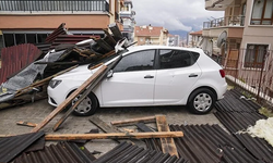 Ankara'da fırtınadan çatılar uçtu, ağaçlar devrildi