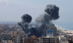 İsrail, Gazze'de belediye binasını bombaladı!