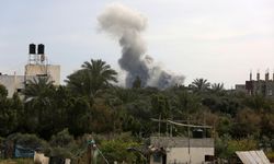 İsrail savaş uçakları Refah'ı bombalıyor