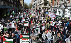İngiltere'nin İsrail'e silah satışını protesto eden binlerce kişi Londra'da yürüdü