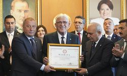 İYİ Parti'nin yeni genel başkanı Müsavat Dervişoğlu mazbatasını aldı