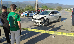 İzmir'de feci kaza! Otomobille çarpışan motosikletten savrularak başka otomobile çarptı