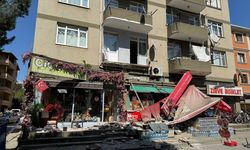 İstanbul'da 5 katlı binada balkon çöktü: Faciadan dönüldü