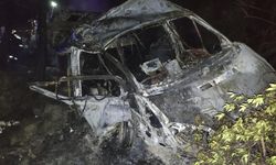 Adana'da bir minibüs uçuruma devrilip yandı: 3 ölü, 18 yaralı
