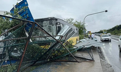Ümraniye’de İETT otobüsü iş yerinin bahçe duvarına çarptı
