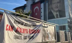 AK Parti il binasının önüne Can Atalay pankartı asıldı