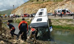 Bitlis'te yolcu otobüsü dereye düştü!  Yaralılar var