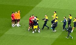 Galatasaray-Fenerbahçe derbisi başlamadan kavga çıktı