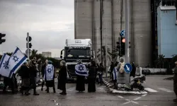 Fanatik Yahudi yerleşimciler, Gazze’ye giden yardım tırlarına saldırıyor