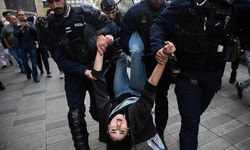 Almanya'da oturma eylemi yapan Filistin destekçilerine polis müdahalesi