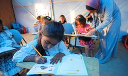 Filistinliler eğitim çadırlarında okumaya devam ediyor
