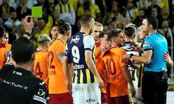 Galatasaray-Fenerbahçe derbilerinde kartlar havada uçuyor