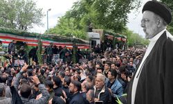 İran'da Reisi'nin cenazesinde tabuta dokunmak için birbirlerini ezdiler!