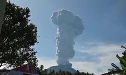 Endonezya'daki Ibu Yanardağı'nda patlama! 5 dakika sürdü