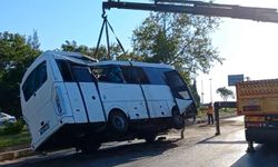 Antalya'da yolcu servisi devrildi: 1 ölü, 7 yaralı