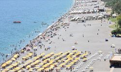 Antalya sahillerinde Kurban Bayramı'nın ilk günü yoğunluk