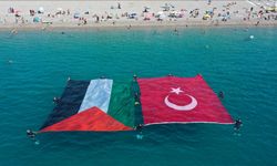 Antalya'da dalgıçlar denizde Filistin ve Türk bayrağı açtı