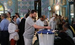 İran'da seçime yoğun katılım: Oy verme süresi uzatıldı