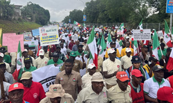 Nijerya'da işçi sendikaları süresiz grev ilan etti
