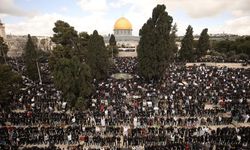İsrail'in kısıtlamalarına rağmen 30 bin Filistinli Mescid-i Aksa'da cuma namazını kıldı