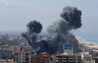 İsrail, Gazze'de belediye binasını bombaladı!