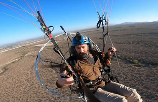 Paramotor ile sürat denemesi yapan pilot youtuber 25 metreden yere düştü! Siri ile yardım çağırdı