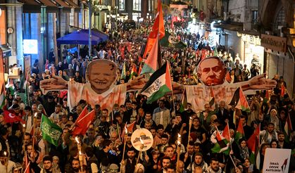 Ayasofya'dan Eminönü'ne Filistin için meşaleli yürüyüş