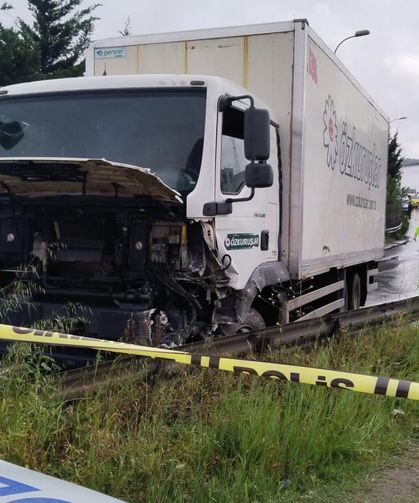 İstanbul'da kamyon ile otomobil çarpıştı: 2 ölü, 4 yaralı