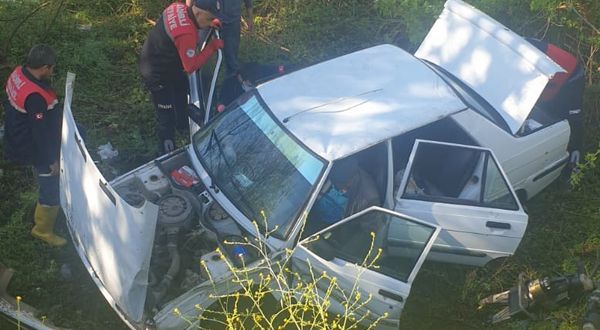 Osmaniye'de minibüsle çarpışan otomobildeki çift yaralandı