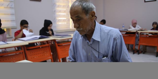 Kur'an kursunun 77 yaşındaki "öğrenci dedesi"
