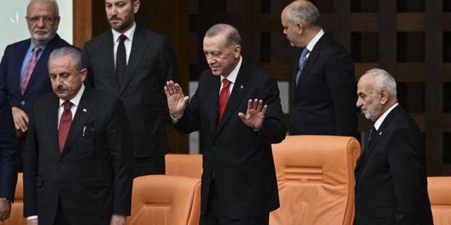 Cumhurbaşkanı Erdoğan resmen görevine başladı