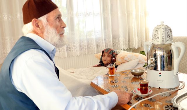 AMASYA - Emekli imam felçli eşine sevgi ve özenle bakıyor
