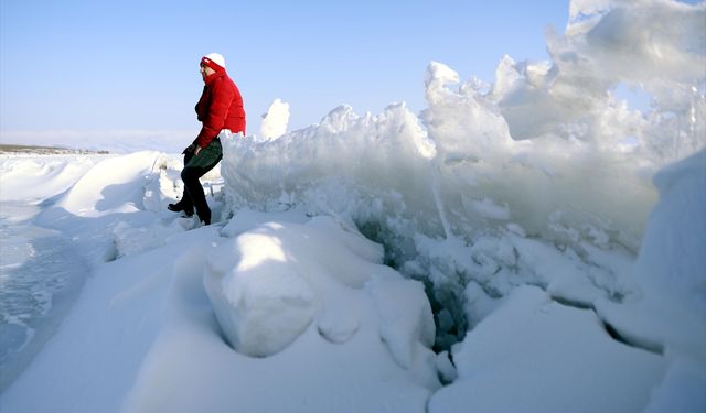 ARDAHAN - Çıldır Gölü'ne gelen turistler buz kütleleriyle hatıra fotoğrafı çektiriyor
