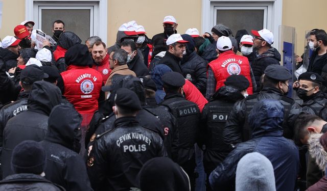 Belediye İş Sendikası üyelerinden Bakırköy Belediyesi önünde "işe iade" eylemi