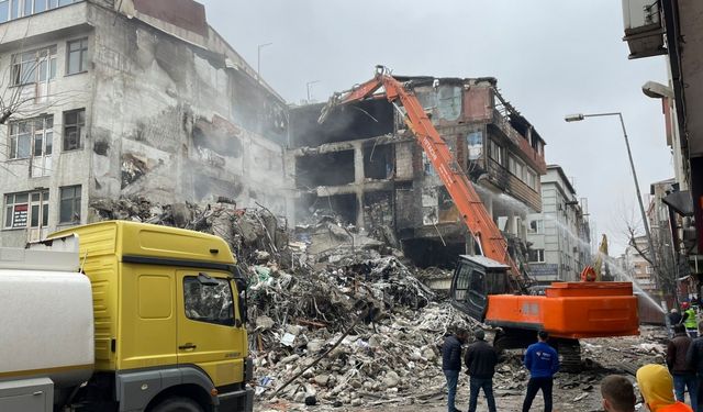 Güngören'de yangında 5 kişinin öldüğü binada yıkım çalışması başlatıldı