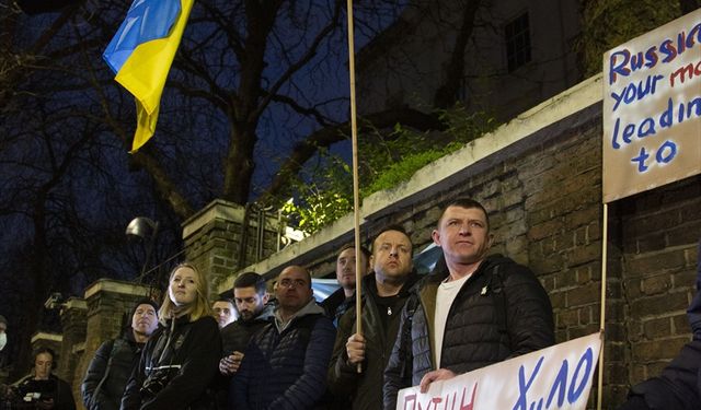 İngiltere'de savaş karşıtları Rusya'yı protesto etti